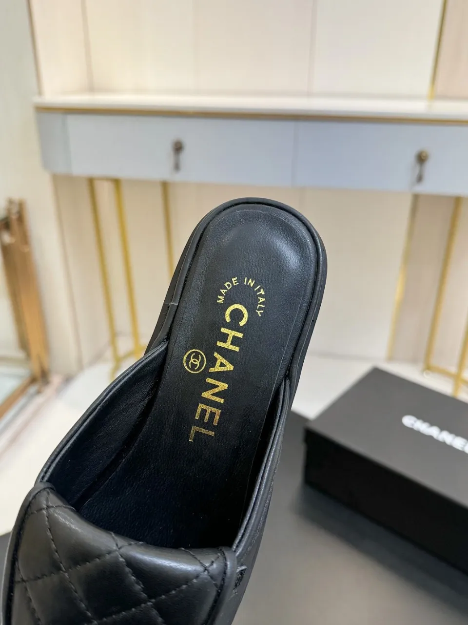 👟👟Ex-factory price 480👟👟 Xiaoxiang official website synchronizes the high version of CHANEL 2025 Chanel top buckle open-heeled shoes. The must-have hot style for early spring, the goddess series, has the elegant and ladylike temperament of Xiangjia, super attractive, irresistible, and heart-warming... ▪️The upper is imported sheepskin ▪️The lining is imported sheep lining (the same as the original version) ▪️Original model open version, genuine leather outsole🇮🇹 ▪️Standard size 35- 41 42 Customized, non-returnable